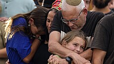 Úastníci pohbu izraelského vojáka Shiloa Rauchbergera na hbitov v...