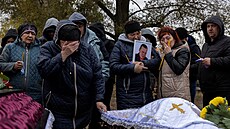 Píbuzní pohbívají obti ruského raketového útoku na vesnici Hroza na...