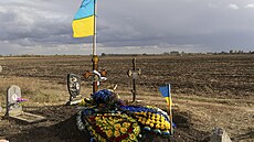 Hrob ukrajinského vojáka Andrije Kozyra ve vesnici Hroza na Ukrajin (6. íjna...