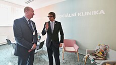 Otevení sociální kliniky se zúastnil i senátor Martin Krsek (vpravo).