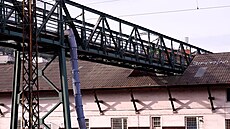 D�lníci rozebírají Radlickou lávku. Lidé roky nedojdou p�ky z Radlic na Smíchov