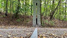 Skrz �í�any prochází 50. rovnob�ka, její� p�esný pr�b�h ozna�uje pylon a �ára...