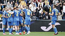 Ukrajintí fotbalisté se radují z gólu proti Severní Makedonii v Praze na Letné.