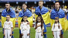 Ukrajintí fotbalisté ped startem kvalifikaního utkání proti Severní...