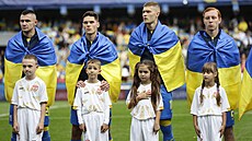 Ukrajin�tí fotbalisté p�ed startem kvalifika�ního utkání proti Severní...