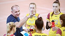 Trenér Libor Gálik udílí pokyny libereckým volejbalistkám.