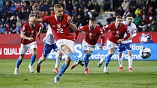 Zálo�ník Tomá� Sou�ek prom��uje pokutový kop v utkání proti Faerským ostrov�m.
