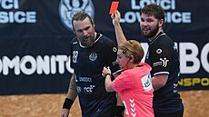 Lovosický Pavel Horák inkasuje ervenou kartu v utkání proti Preovu.