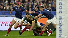 Francouztí ragbisté zastavují prnik Damiana de Allendeho z Jihoafrické...