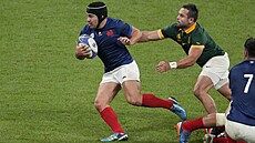 Francouzský ragbista Antoine Dupont uniká s míem Cobusu Reinachovi z...