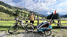 Zamilovaná rodina na cestách v Alpách s elektrokoly LOVELEC!