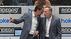 Hlavní trenér hokejové Sparty Pavel Gross komunikuje s asistentem Miloslavem...