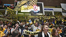 Litvínovtí fanouci na Zimním stadionu Ivana Hlinky slaví vstelenou branku.