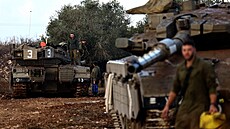Izraeltí vojáci stojí u svých tank poblí izraelských hranic s Libanonem....