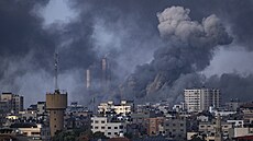 Kouř stoupá po izraelském leteckém útoku ve městě Gaza. (11. října 2023)