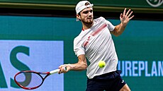 Tomá� Machá� hraje forhend na turnaji ve Stockholmu.