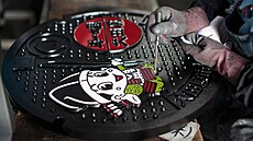 Zdobené kanálové poklopy stojí a� sb�ratele i bezmála deset tisíc korun, tedy...