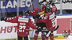 Hokejisté pražské Sparty se radují z gólu proti Hradci Králové.