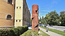 P�ed historickou budovou n�kdej�ích lázní, kde instituce sídlí, vyrostly dv�...