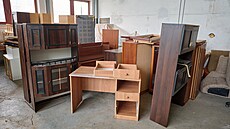 Typický obraz od �eských kontejner�. Vedle popelnic se kupí starý nábytek. 