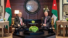 éf palestinské autonomie Mahmúd Abbás (vlevo) pi setkání s jordánským králem...