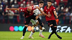 eský útoník Mojmír Chytil se snaí prosadit proti albánské pesile v utkání...