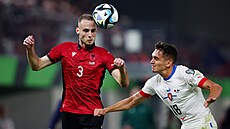 Albánský obránce Mario Mitaj hlavi�kuje p�ed dotírajícím �eským úto�níkem...