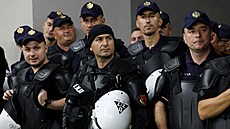 Albán�tí policisté sledují u h�i�t� utkání evropské kvalifikace proti �esku.