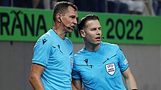 Hlavní rozhod�í Danny Makkelie (vpravo) diskutuje se svým asistentem p�ed...