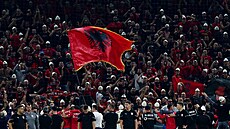 Euforie albánských fotbalist, kteí s fanouky slaví dleité vítzství v...
