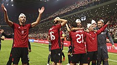 Euforie albánských fotbalist, kteí s fanouky slaví dleité vítzství nad...