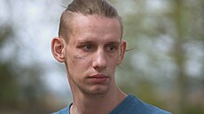 Tomá zásadn zmnil svj ivot, odsthoval se od maminky a rozhodl se najít...