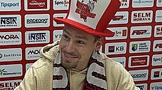Hokejista Jan Káa podepisuje smlouvu v Olomouci.