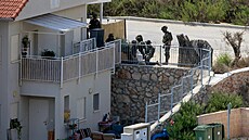 Izraeltí vojáci opevují obec Metula u hranic s Libanonem. (13. íjna 2023)