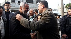 Jeden ze znekodnných velitel palestinského hnutí Hamás Ajman Nofal se objímá...