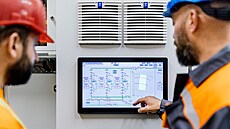 Technici kontrují parametry v �erpací stanici Obora.