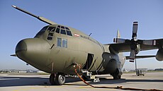 Letoun Hercules C-130 rakouské armády při tankování na letišti v Linci