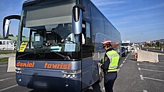 Provoz na esko-rakouské hranici u Mikulova na Beclavsku brzdí...