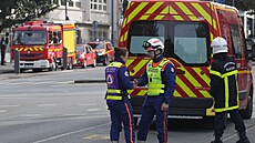 Francouzská policie a hasii stojí ped kolou Gambetta-Carnot, kde byl v pátek...