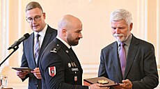 Policista Marek Svoboda pebírá z rukou prezidenta Petra Pavla ocenní za...