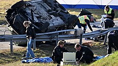 Záchranái a policie zasahují na míst nehody na dálnici v Bavorsku na jihu...