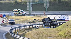 Záchranáři a policie zasahují na místě nehody na dálnici v Bavorsku na jihu...