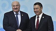 Kyrgyzský prezident Sadyr Daparov (vpravo) a bloruský prezident Alexandr...