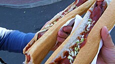 Litvínovská maxi klobása, takzvaný maxík, je populární mezi fanouky po celé...