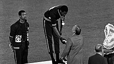 Tommie Smith pebírá zlatou olympijskou medaili. Na protest proti chudob a...