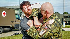 Redaktor MF DNES Michal B�lský na vlastní k��i poznává, �e techniky musada jsou...