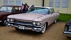 Výstava autoveterán� p�ed kyn�vartským zámkem. Luxus v podání amerického...