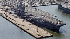 Americká letadlová lo USS Dwight D. Eisenhower. (27. dubna 2016)