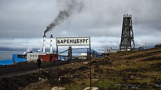 Azbukou napsaný název vesnice Barentsburg na norských �picberkách (17. srpna...
