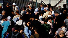 Palestinci ekají na hraniním pechodu v Rafáhu na pechod do Egypta. (16....